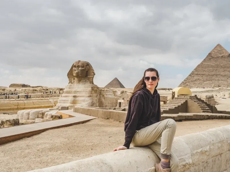 Una Donna alle PIramidi di Giza